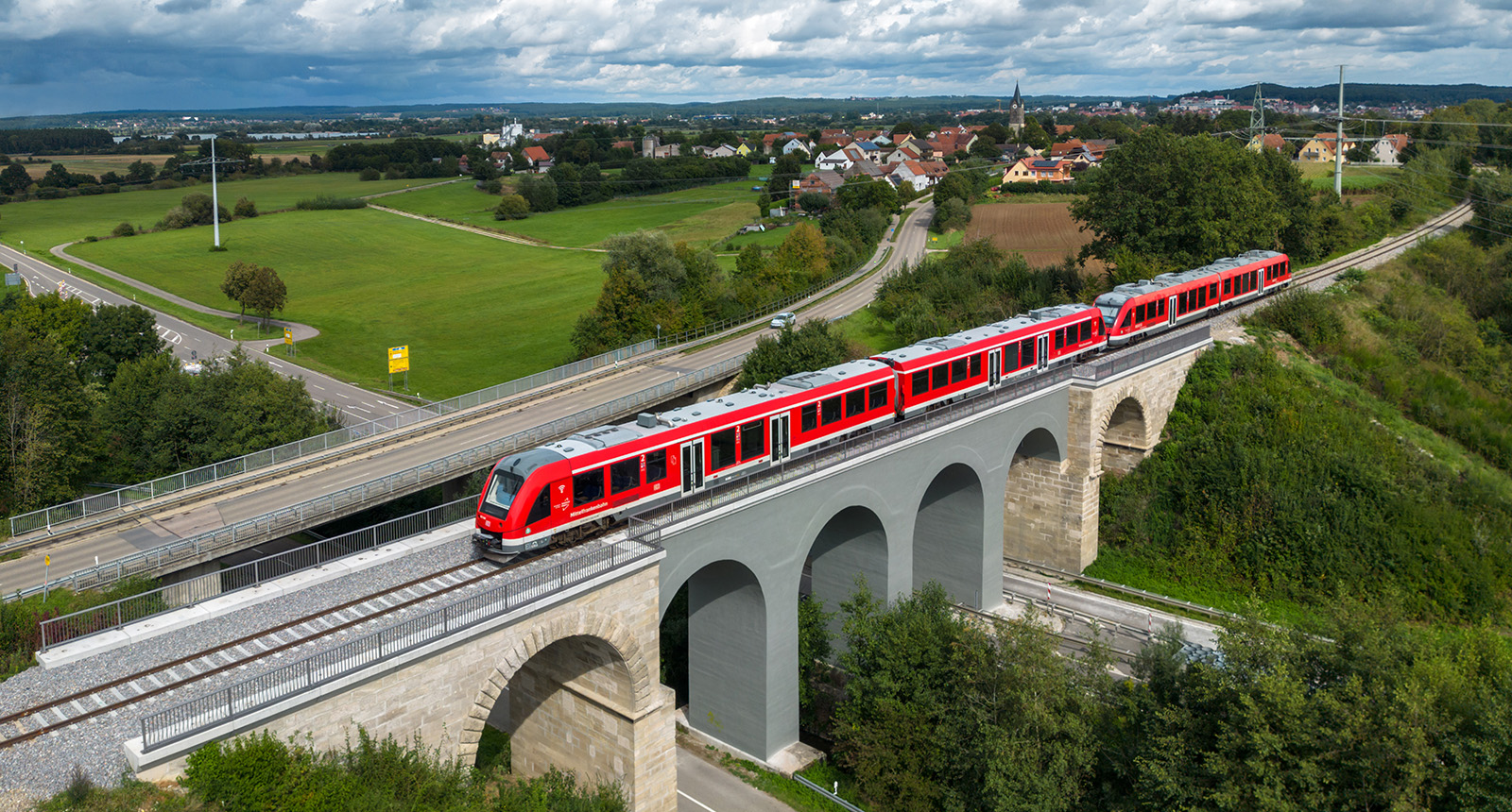 Bild einer Eisenbahn auf einer Brücke auf der Website des Eisenbahninfrastrukturunternehmen BayernBahn Infrastruktur GmbH 